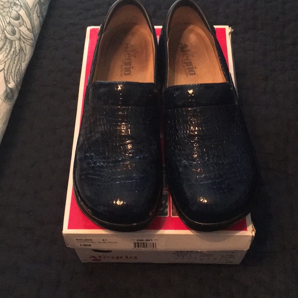 Alegria, blue crocodile, close back clogs.